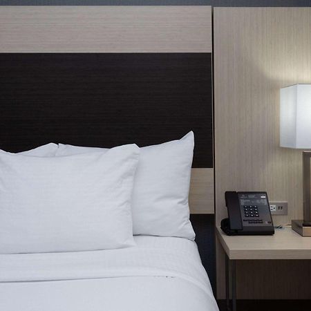 La Quinta Inn & Suites By Wyndham Shorewood エクステリア 写真