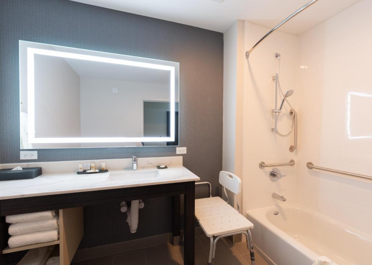 La Quinta Inn & Suites By Wyndham Shorewood エクステリア 写真