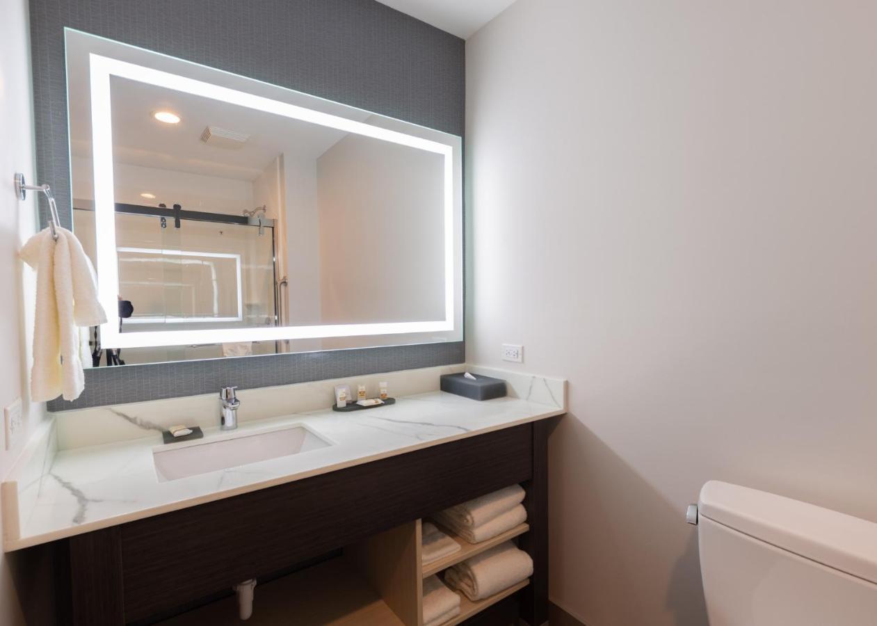 La Quinta Inn & Suites By Wyndham Shorewood エクステリア 写真
