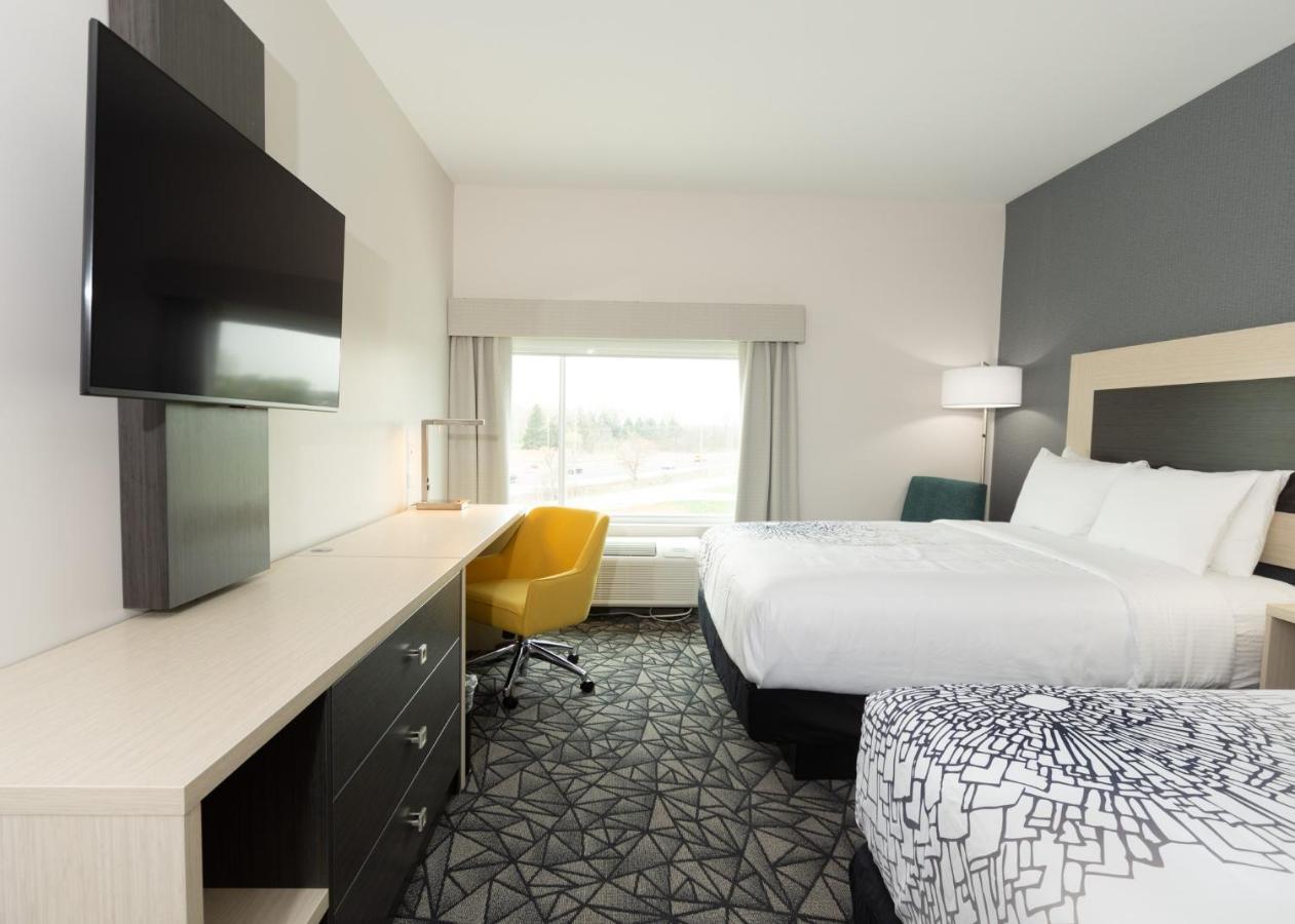 La Quinta Inn & Suites By Wyndham Shorewood エクステリア 写真