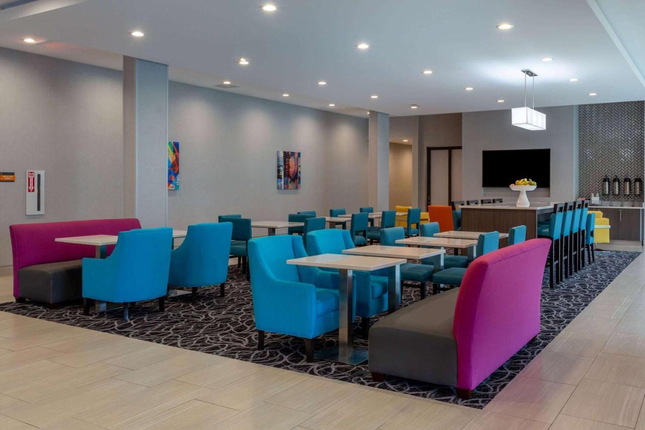 La Quinta Inn & Suites By Wyndham Shorewood エクステリア 写真