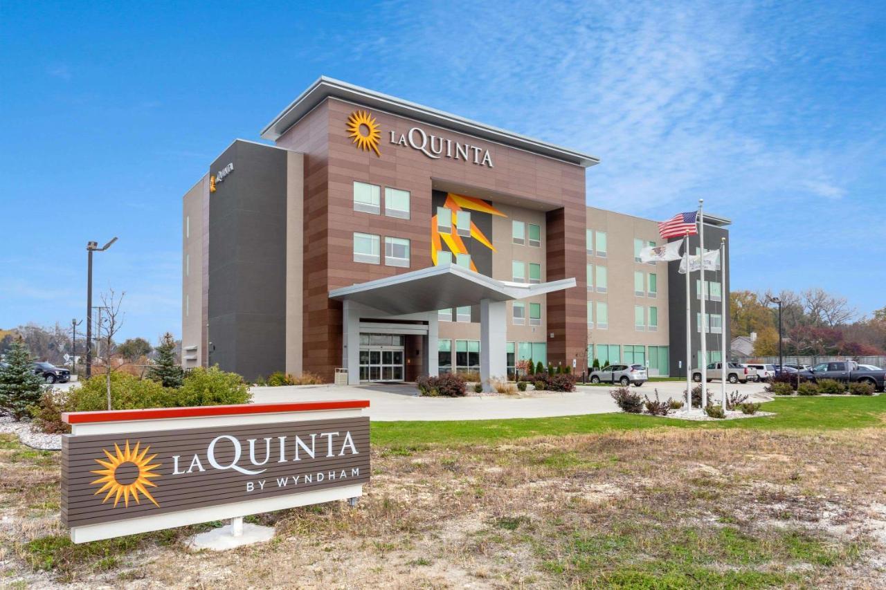 La Quinta Inn & Suites By Wyndham Shorewood エクステリア 写真