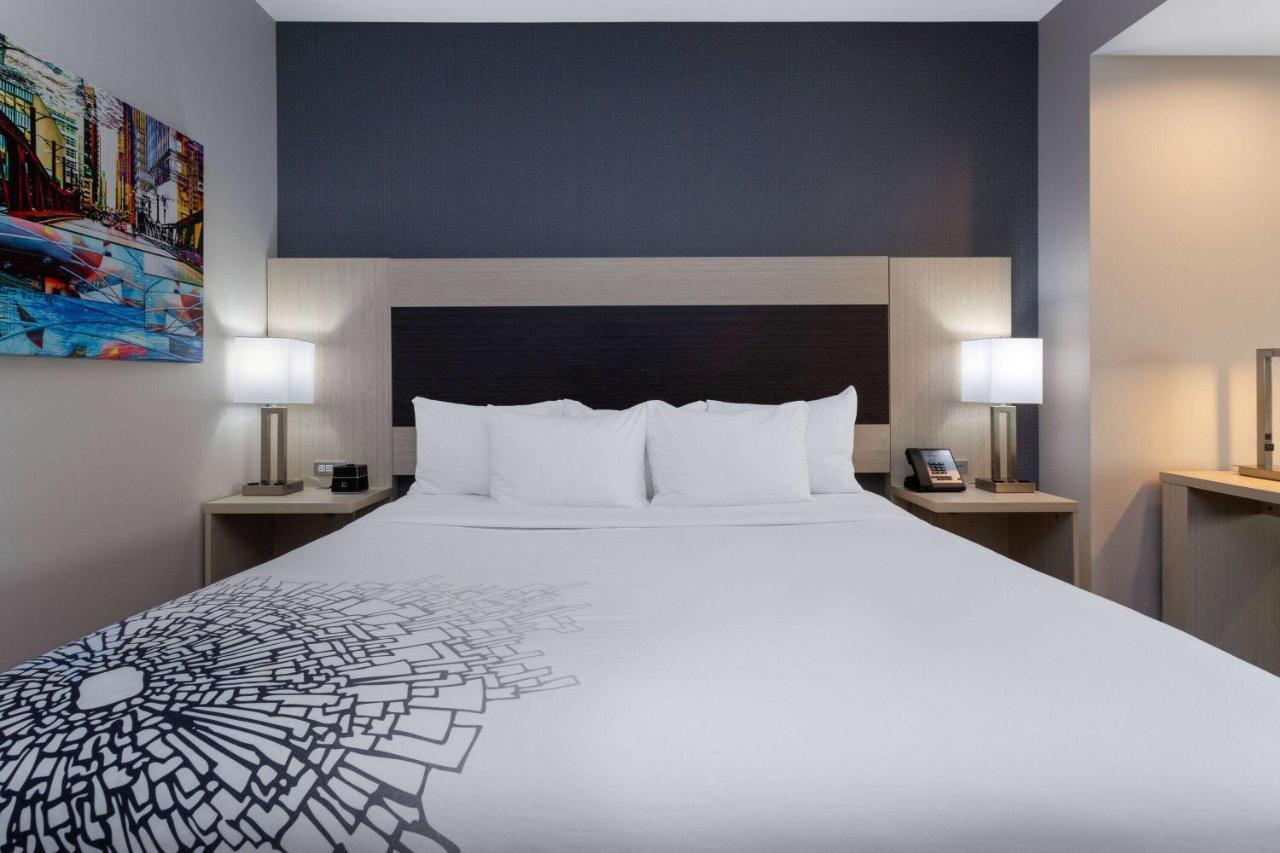 La Quinta Inn & Suites By Wyndham Shorewood エクステリア 写真