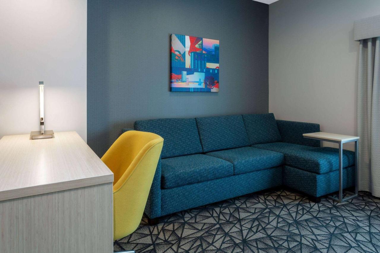 La Quinta Inn & Suites By Wyndham Shorewood エクステリア 写真