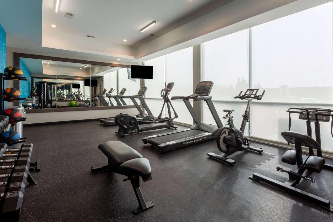 La Quinta Inn & Suites By Wyndham Shorewood エクステリア 写真