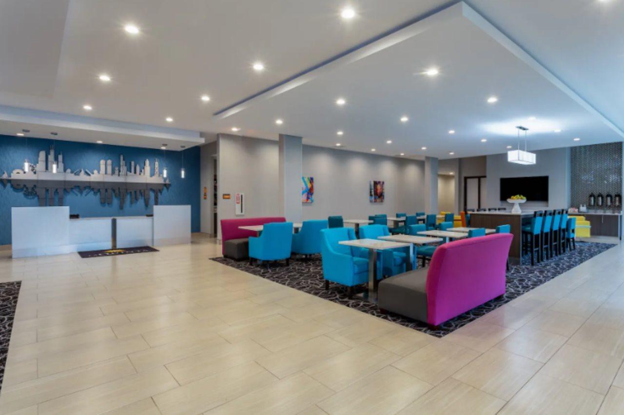 La Quinta Inn & Suites By Wyndham Shorewood エクステリア 写真