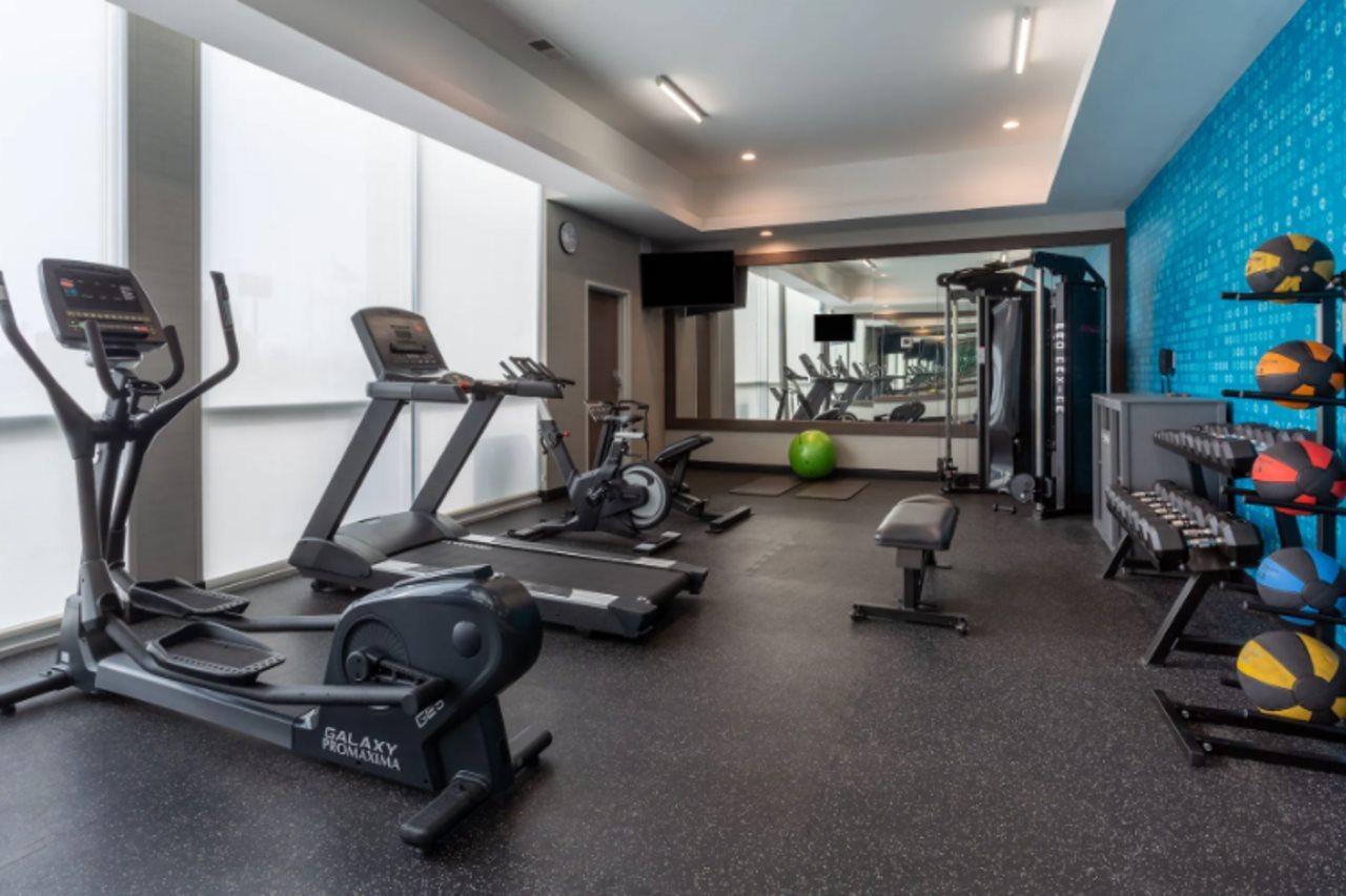 La Quinta Inn & Suites By Wyndham Shorewood エクステリア 写真