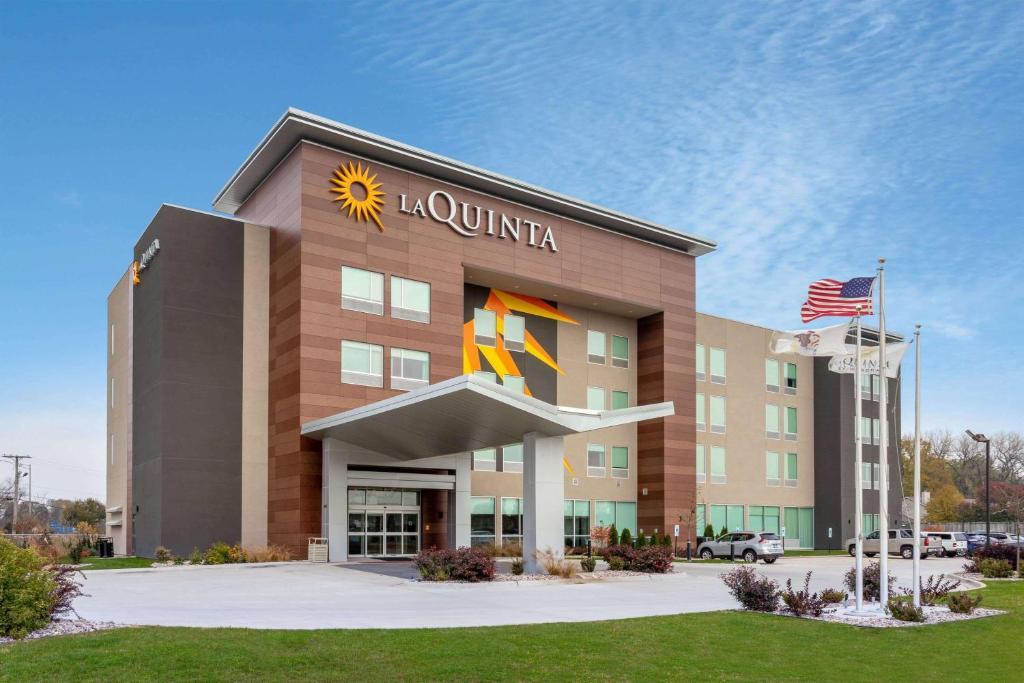 La Quinta Inn & Suites By Wyndham Shorewood エクステリア 写真