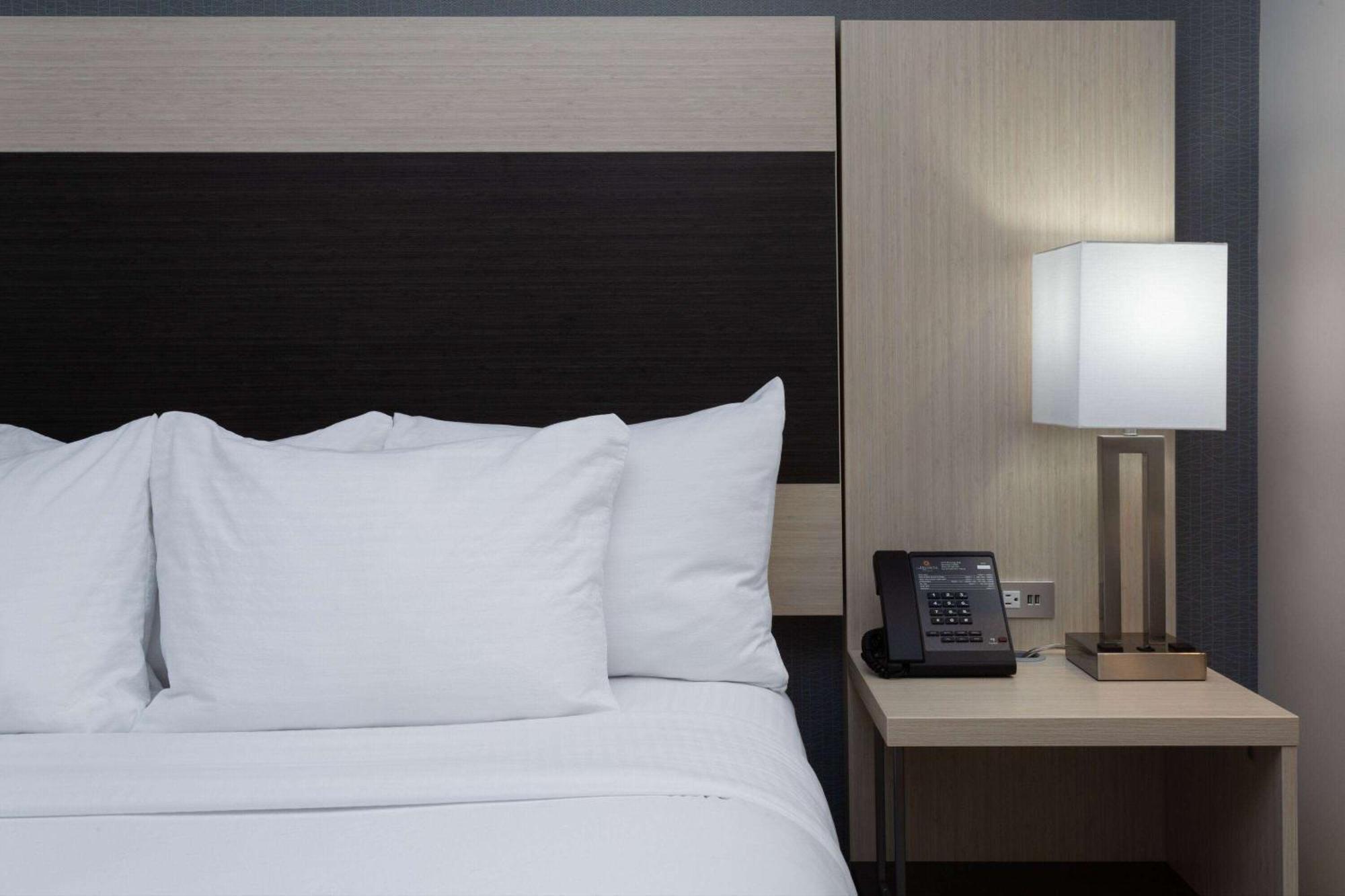 La Quinta Inn & Suites By Wyndham Shorewood エクステリア 写真