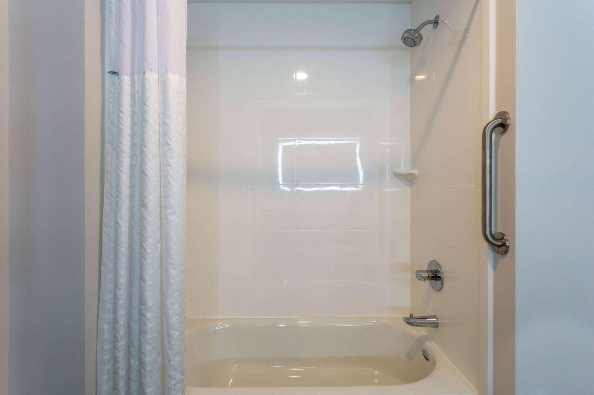 La Quinta Inn & Suites By Wyndham Shorewood エクステリア 写真
