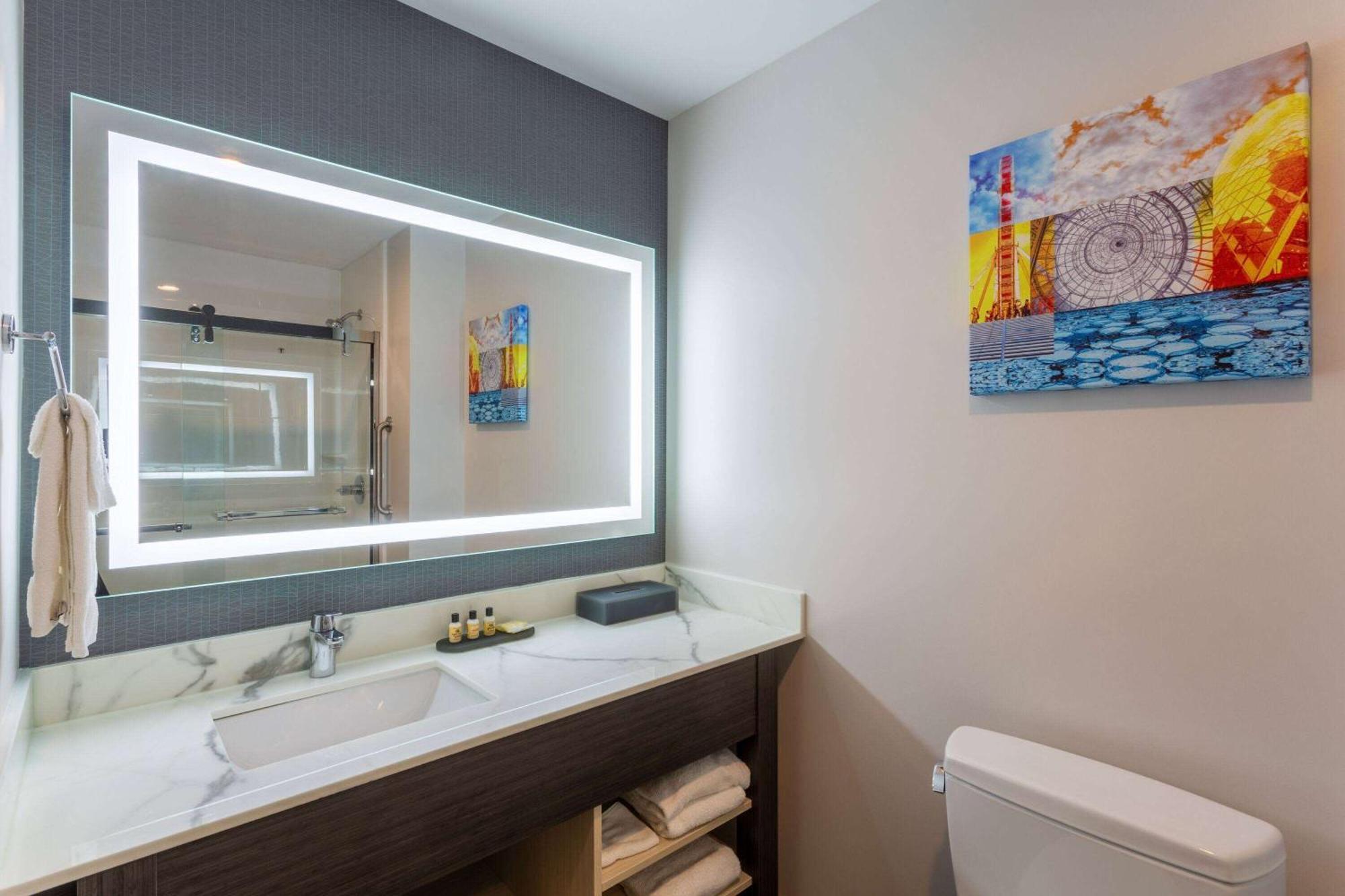 La Quinta Inn & Suites By Wyndham Shorewood エクステリア 写真