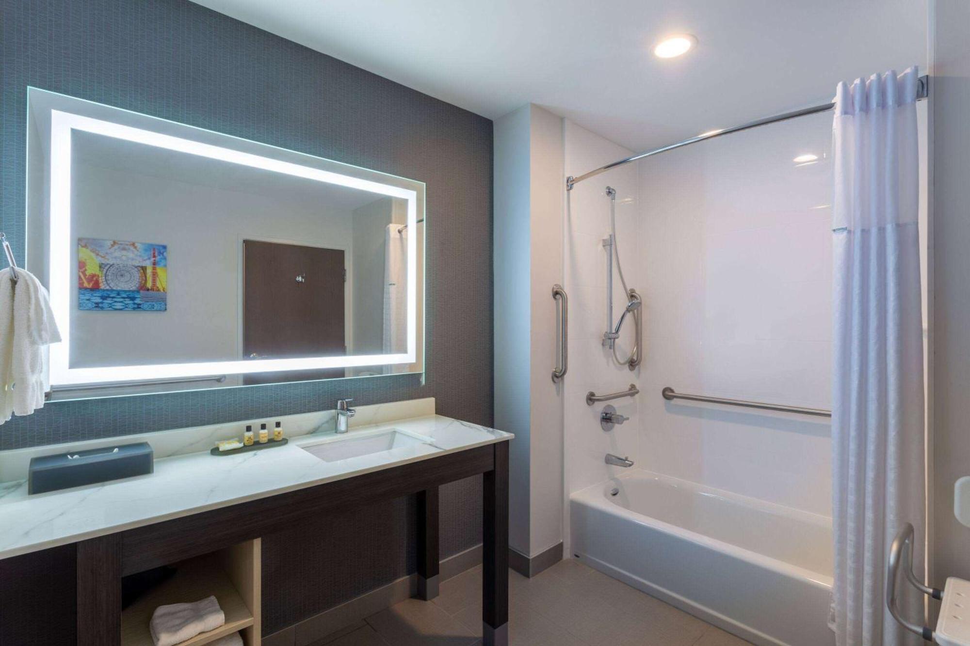La Quinta Inn & Suites By Wyndham Shorewood エクステリア 写真