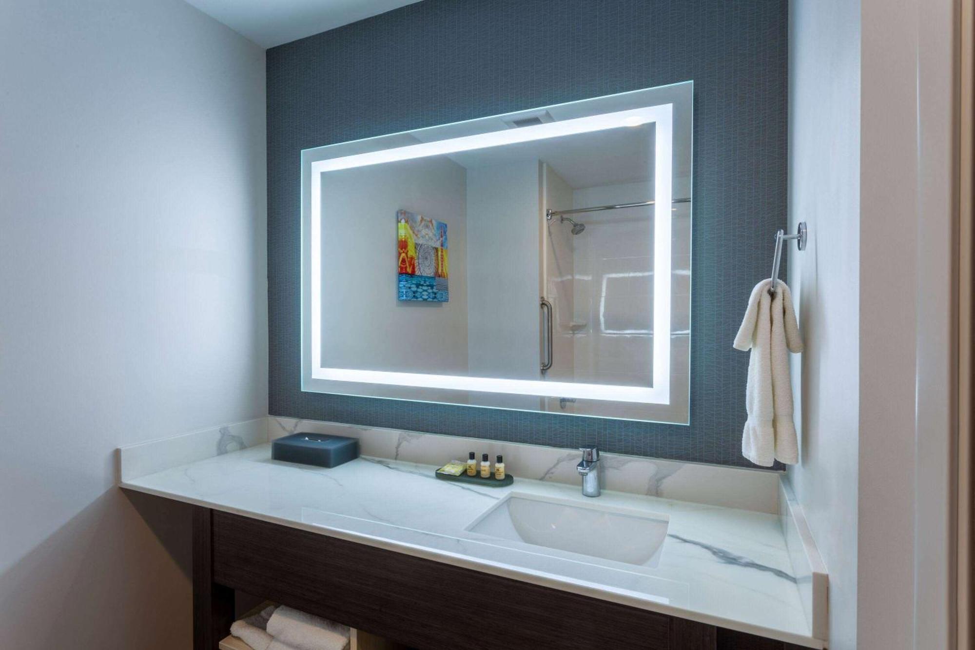 La Quinta Inn & Suites By Wyndham Shorewood エクステリア 写真