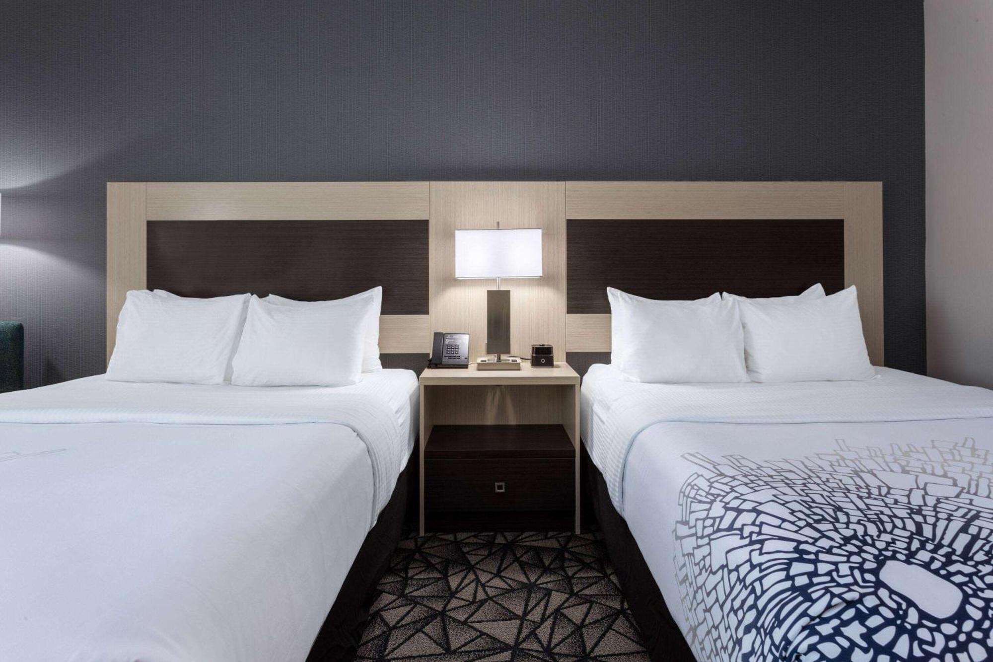 La Quinta Inn & Suites By Wyndham Shorewood エクステリア 写真