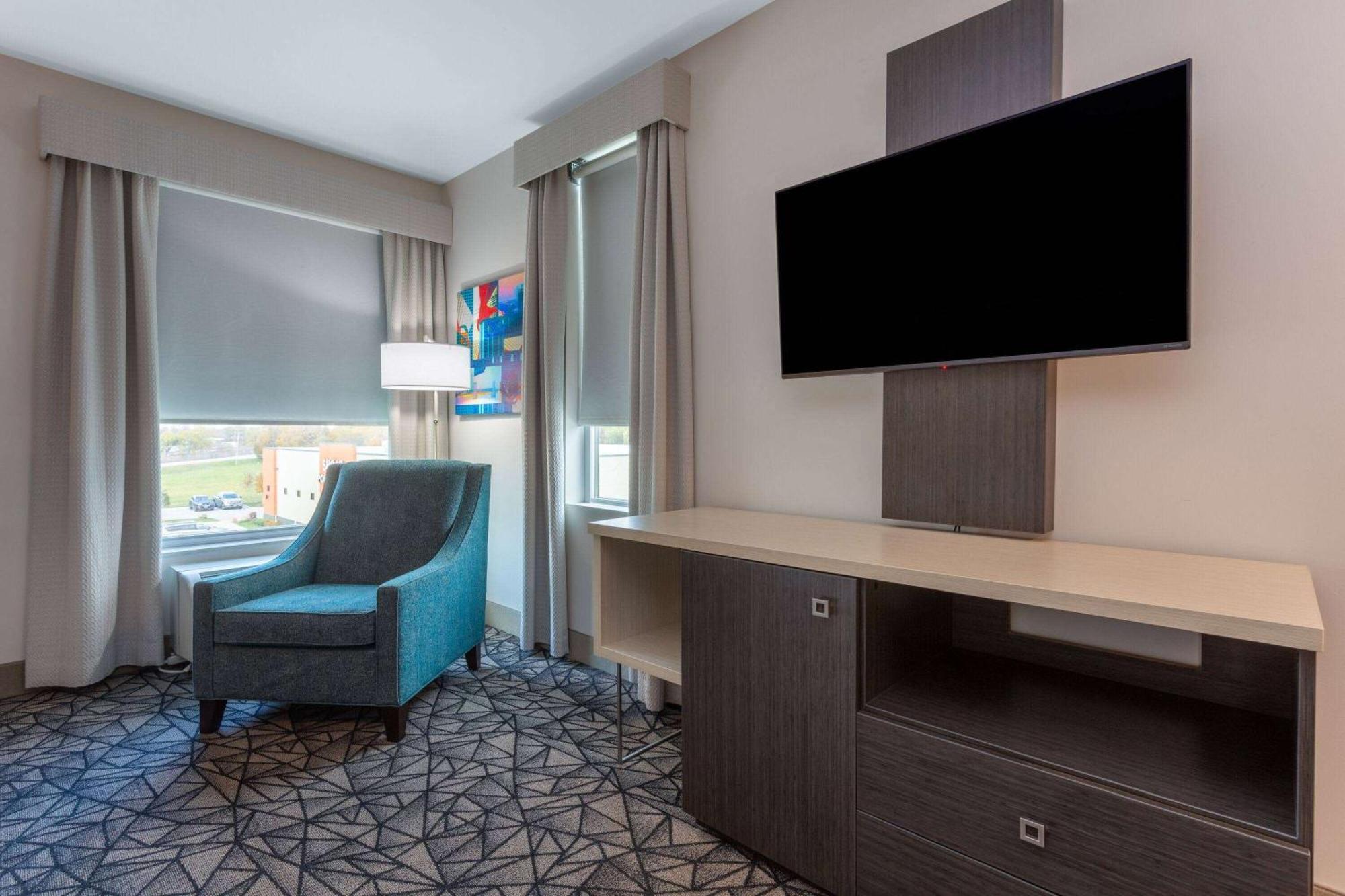 La Quinta Inn & Suites By Wyndham Shorewood エクステリア 写真