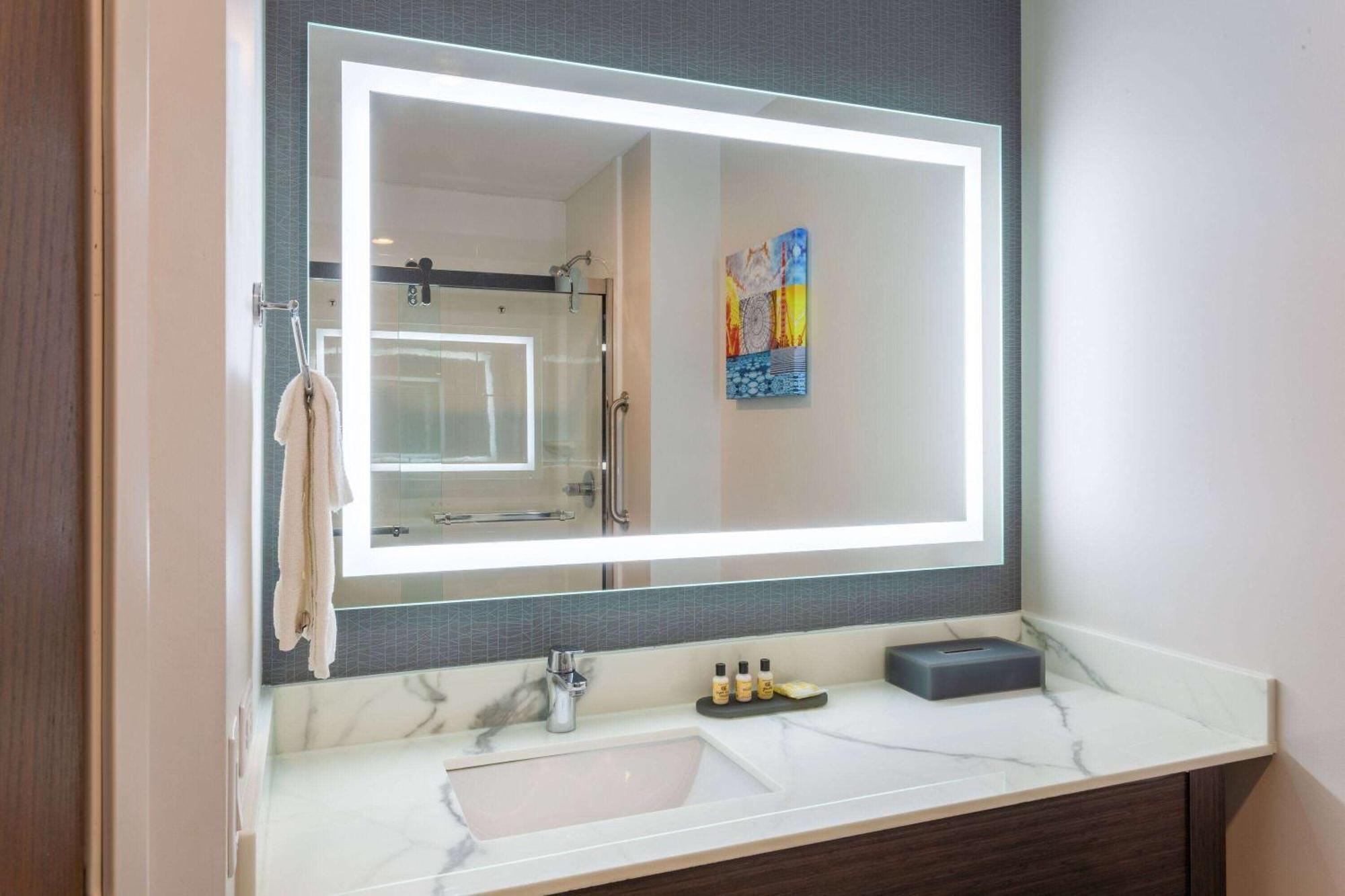 La Quinta Inn & Suites By Wyndham Shorewood エクステリア 写真