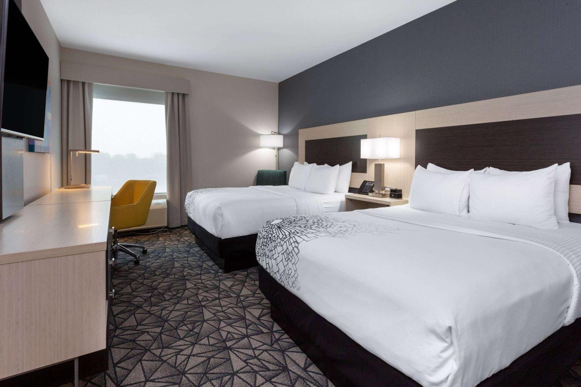 La Quinta Inn & Suites By Wyndham Shorewood エクステリア 写真
