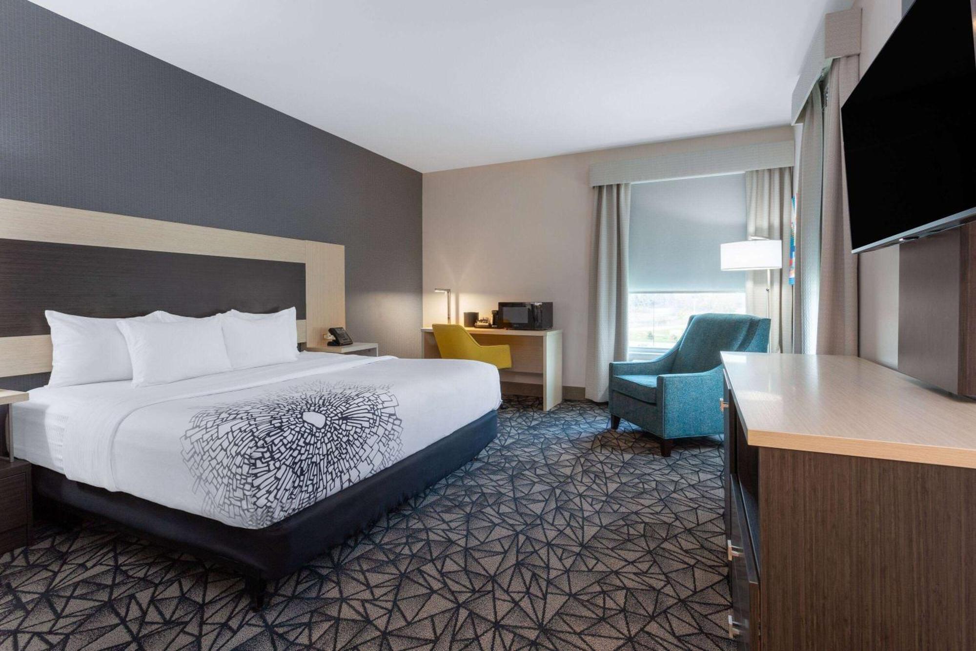 La Quinta Inn & Suites By Wyndham Shorewood エクステリア 写真