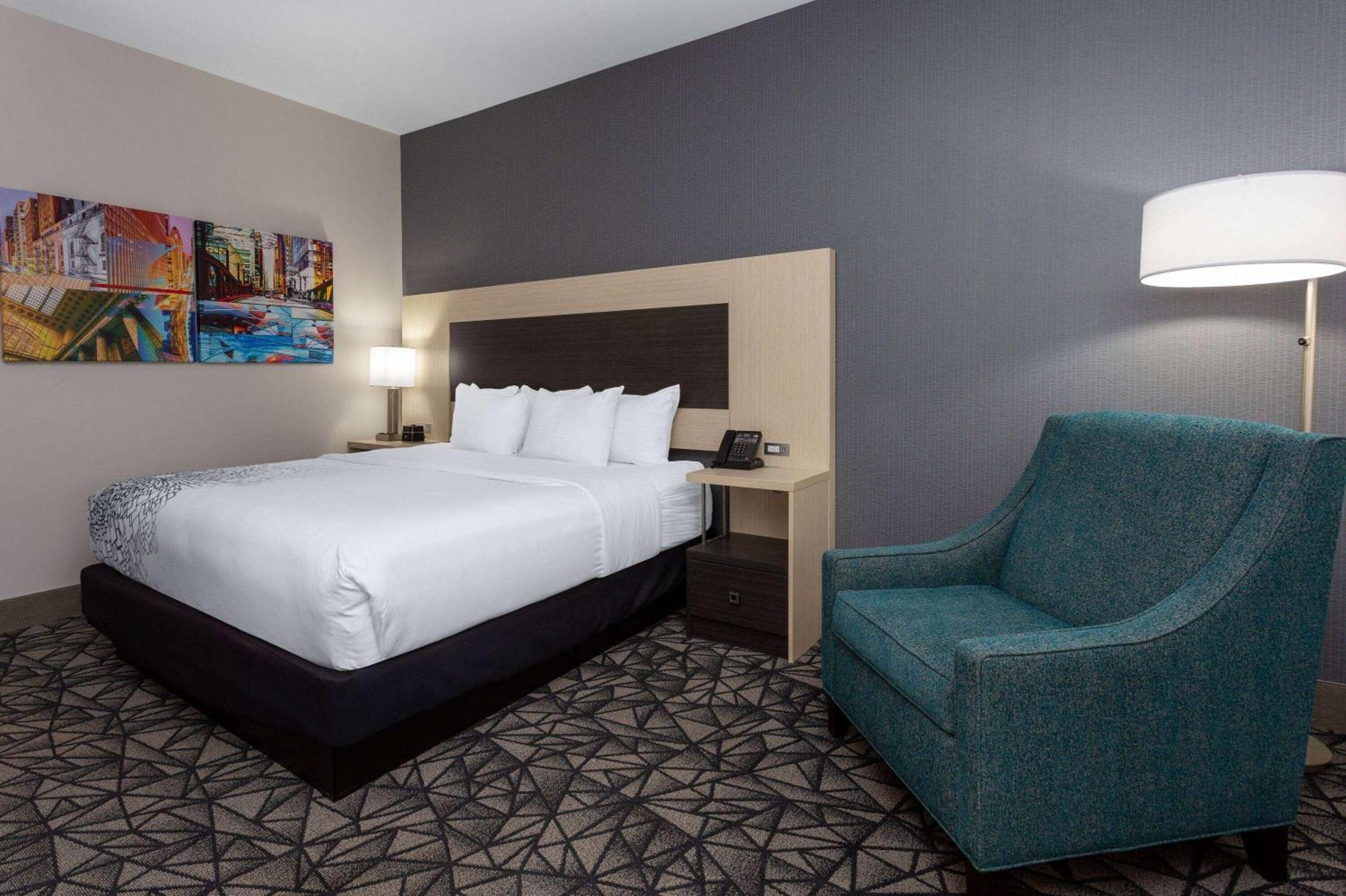 La Quinta Inn & Suites By Wyndham Shorewood エクステリア 写真