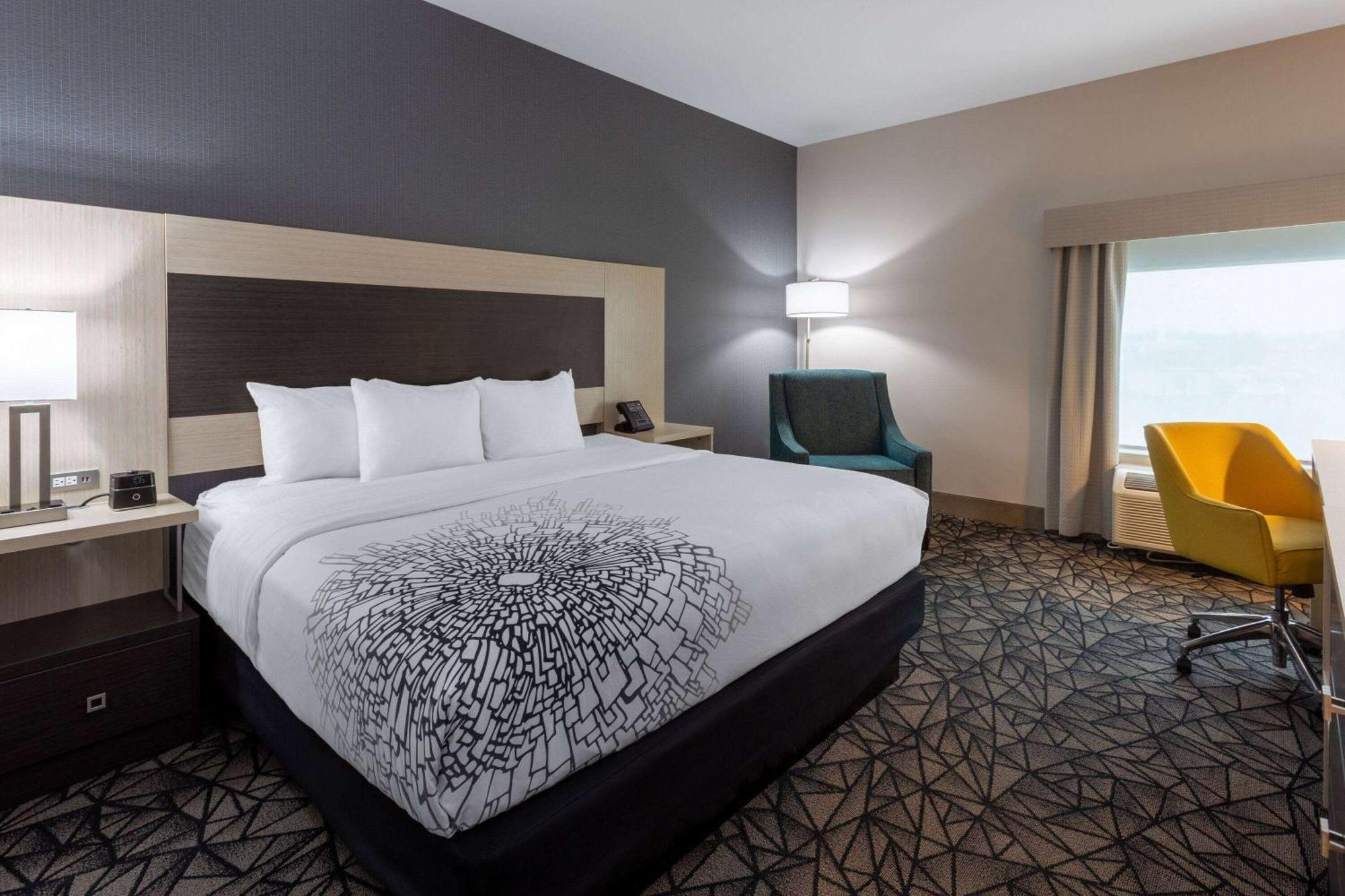 La Quinta Inn & Suites By Wyndham Shorewood エクステリア 写真