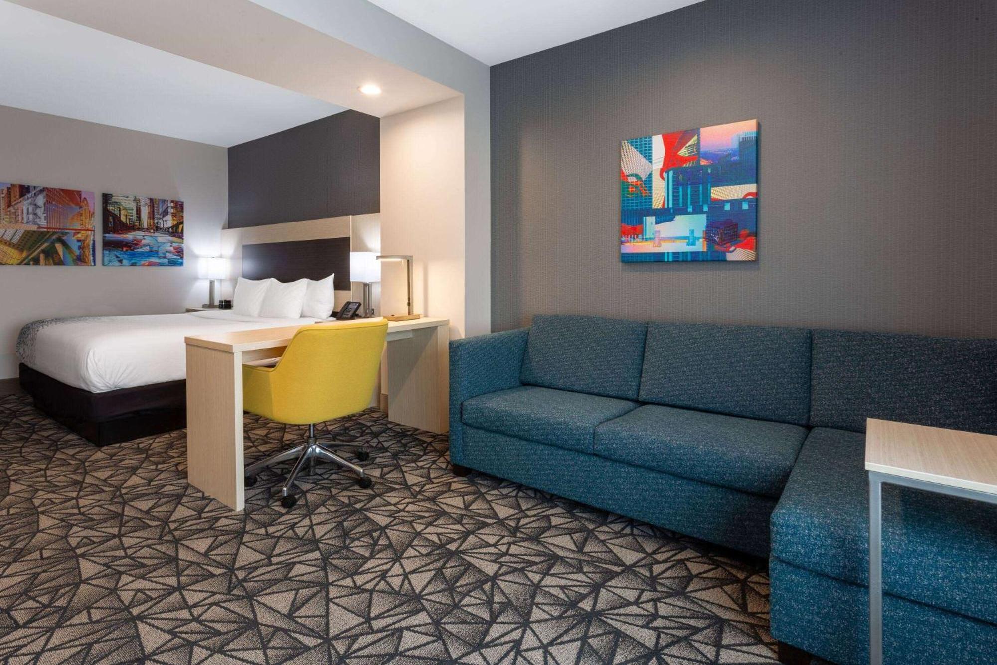 La Quinta Inn & Suites By Wyndham Shorewood エクステリア 写真
